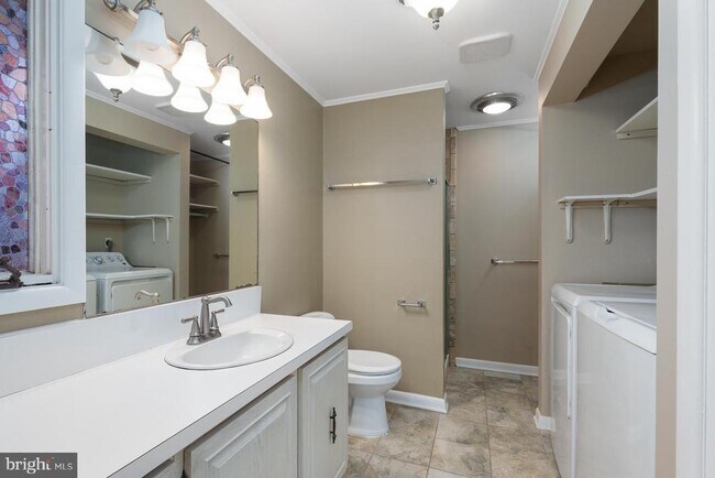 Building Photo - 384 Walnut Ln