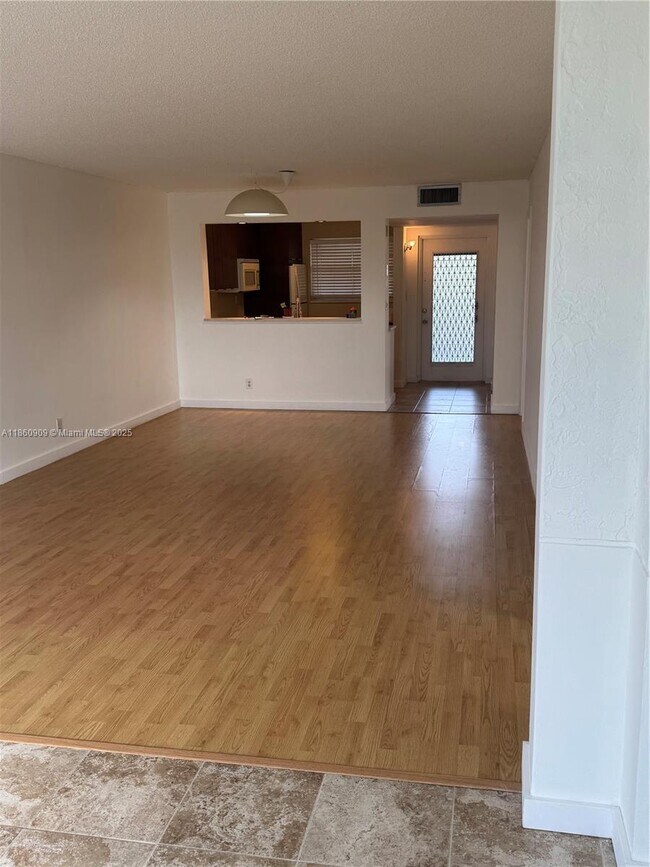 Building Photo - 1811 Sabal Palm Dr