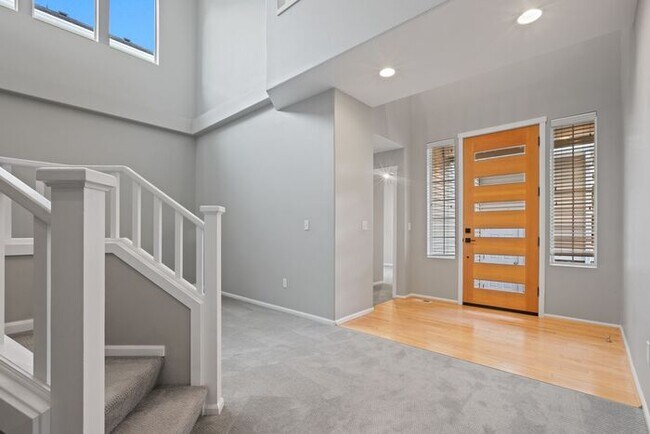 Building Photo - Gorgeous Modern Air Conditioned Home in Ga...
