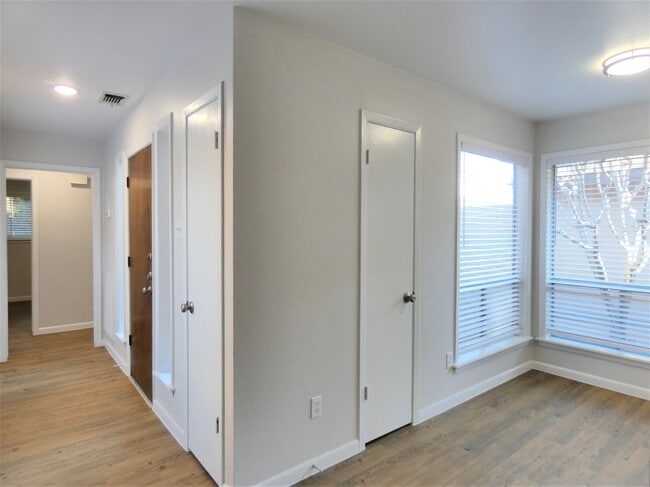 Building Photo - 604 Golfview Dr