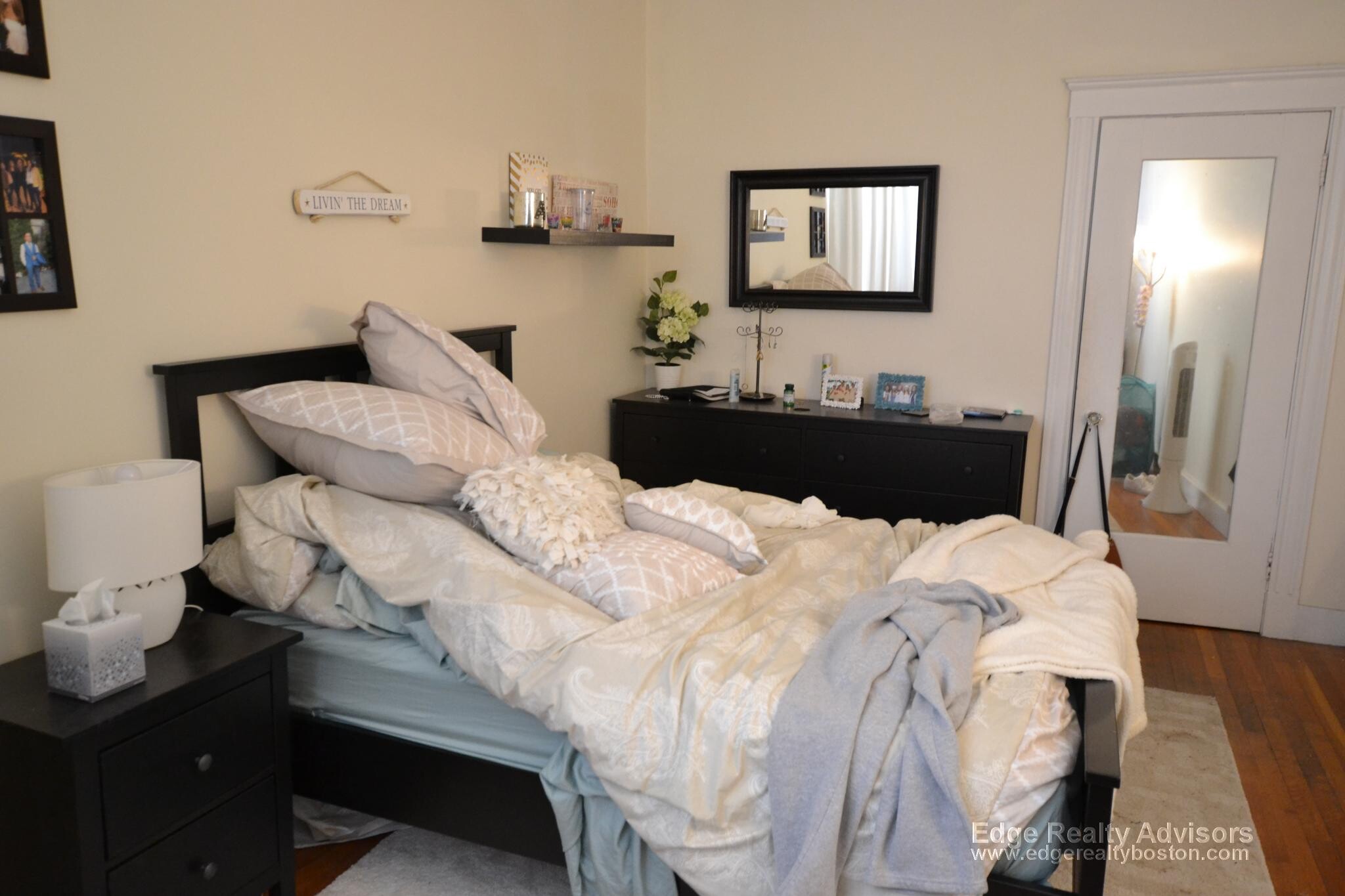 Building Photo - 132 Pleasant St