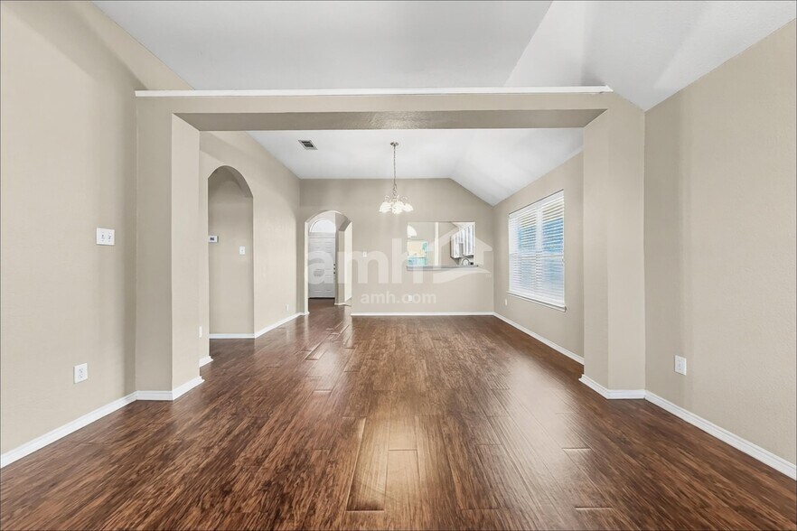 Building Photo - 912 Buffalo Springs Dr