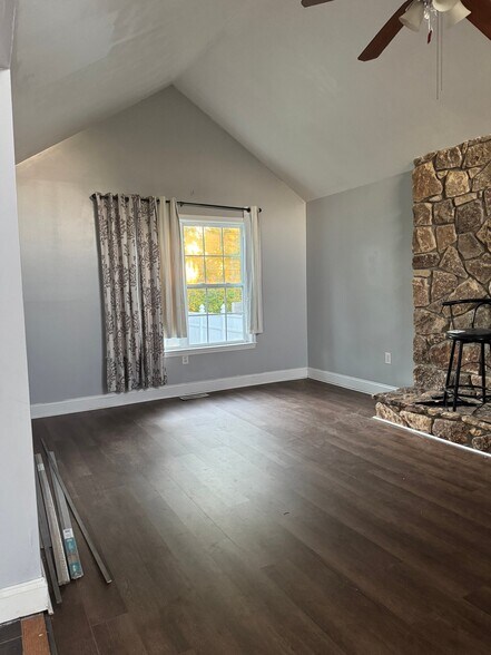 Building Photo - 223 N Queens Ct