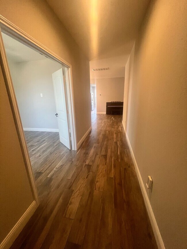 Building Photo - Rare Huge 5 Bedroom in Leander, TX