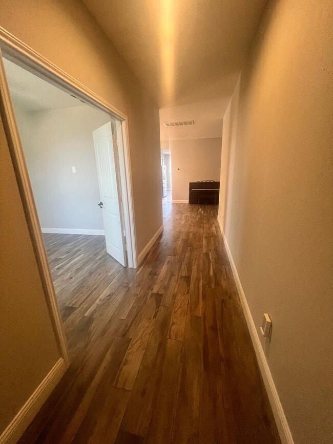 Building Photo - Rare Huge 5 Bedroom Off Crystal Falls