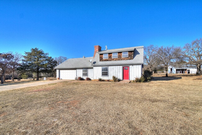 Building Photo - Beautiful 2 bed Ranch style home on 5 acres!