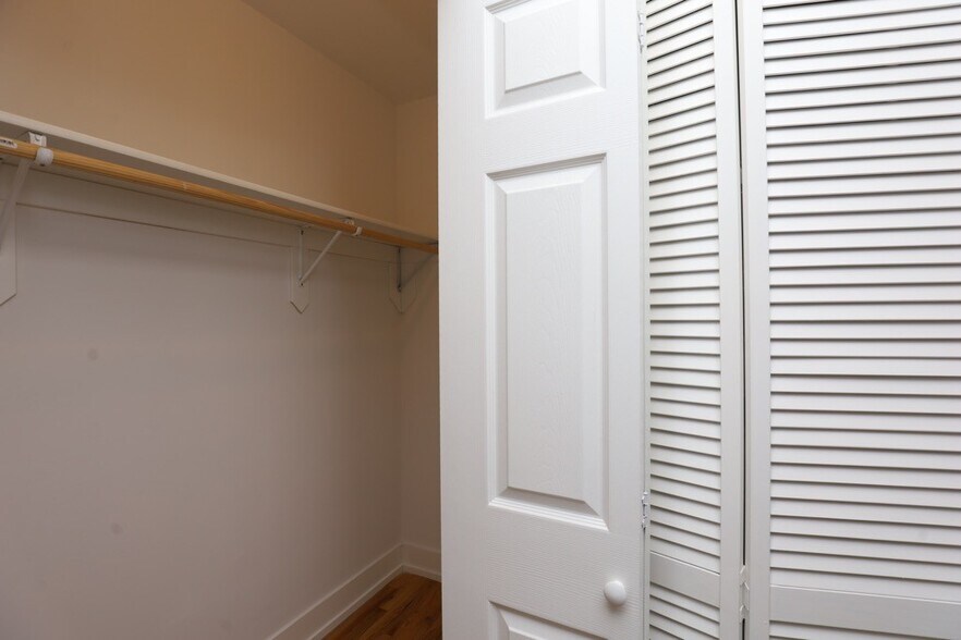 Building Photo - 562 W Arlington Pl