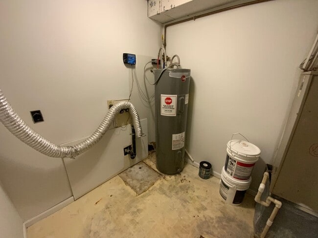 Building Photo - 3 Bedroom/1.5 bathroom Duplex