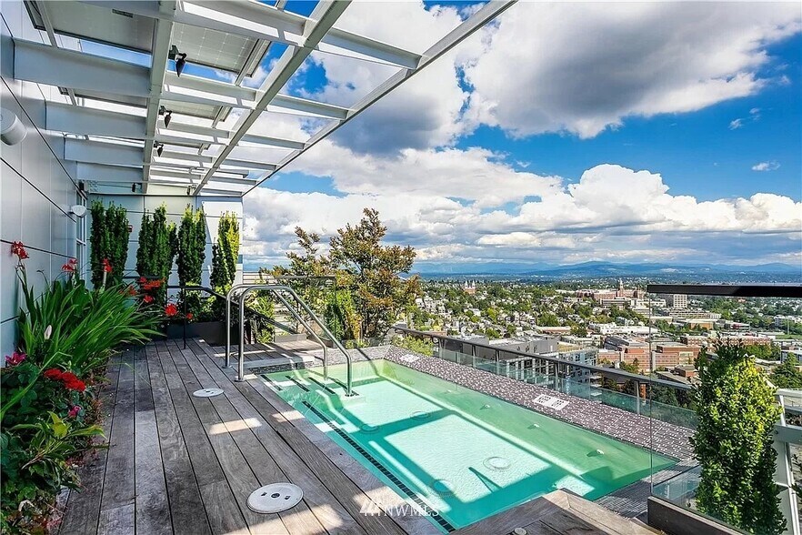 Hot tub - 1321 Seneca St