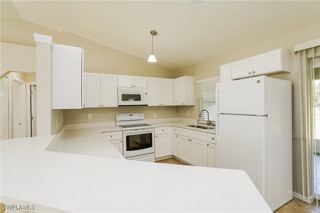 Building Photo - 820 SW 11th Ct