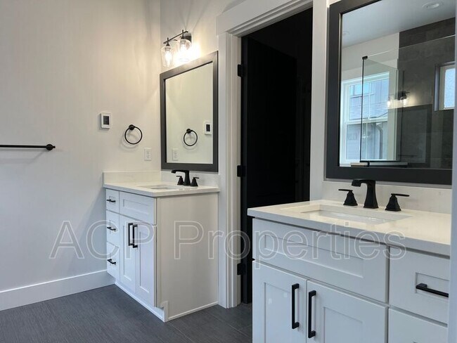 Building Photo - 1570 Farmview Ter