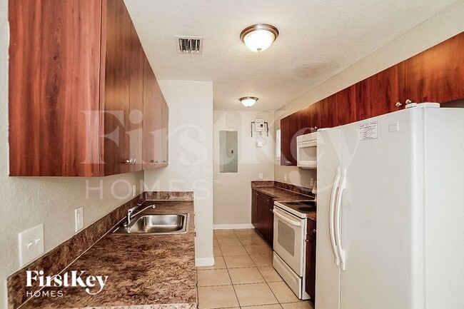 Building Photo - 1000 NE 211th Terrace