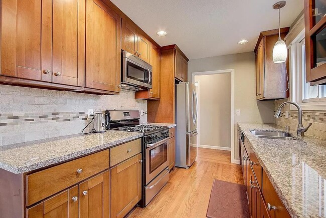 Building Photo - 463 Larkspur Dr