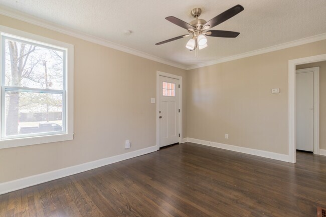 Building Photo - 1055 University St