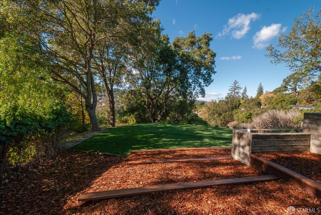 Building Photo - 81 Estates Dr