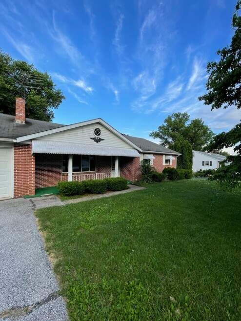 Building Photo - 218 Cardinal Dr