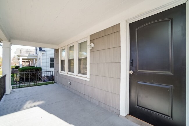 Building Photo - 737 Hampton Ave