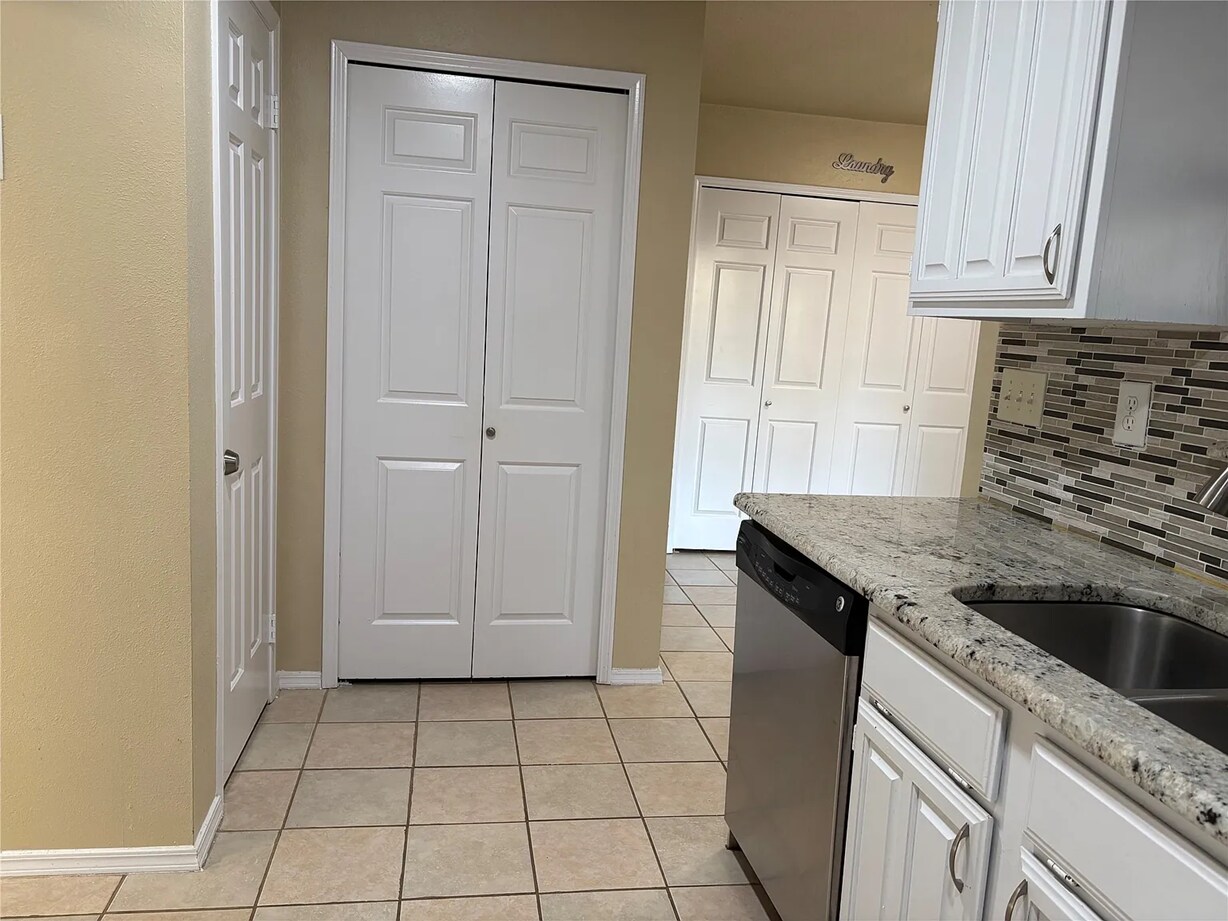 Building Photo - 500 Button Willow Ct