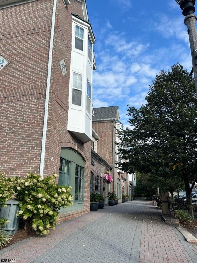 Building Photo - 116 River Place
