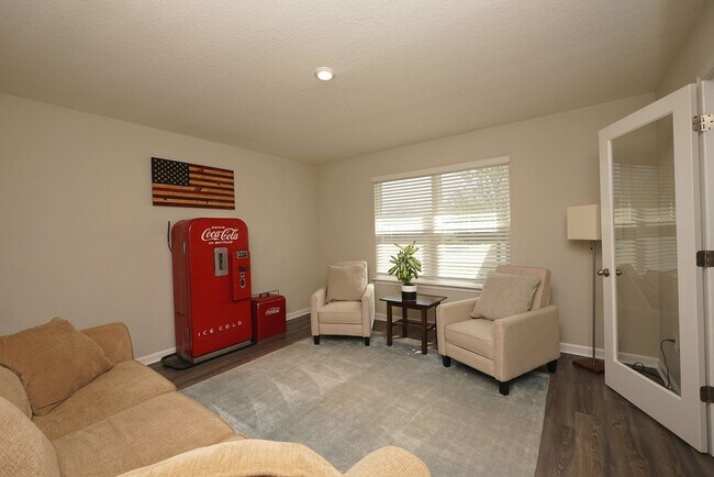 Building Photo - Central Freeport Location with Community Pool