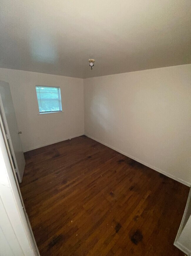 Building Photo - 2103 Meadowvale Ct