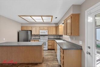 Building Photo - Conveniently Located 3 Bedroom Townhome