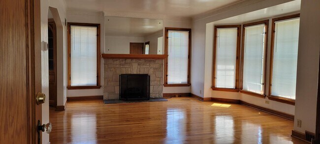 Living - 3948 N 44th St