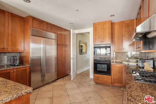 Building Photo - 10727 Wilshire Blvd