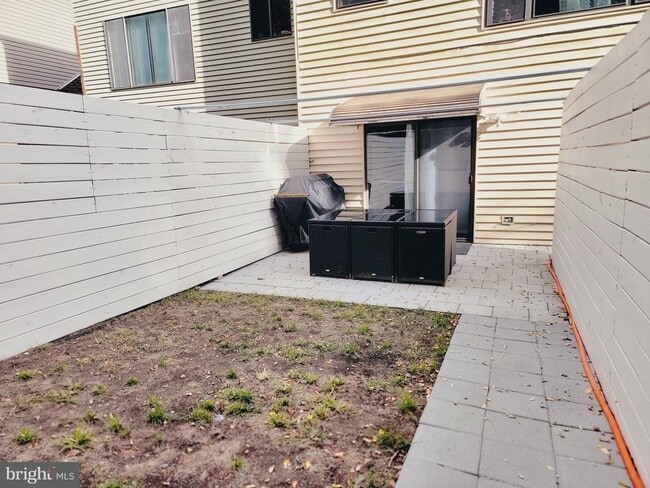 Building Photo - 9364 Neil Rd