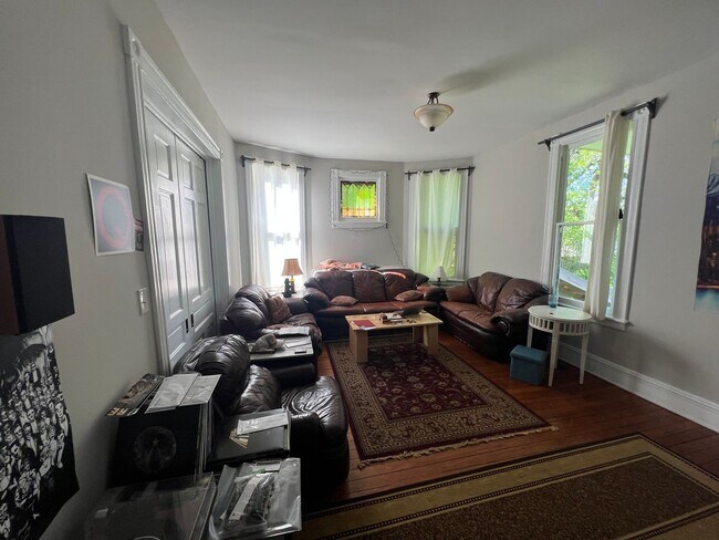 Building Photo - Gorgeous 3 bdrm/2.5 bath newly renovated h...