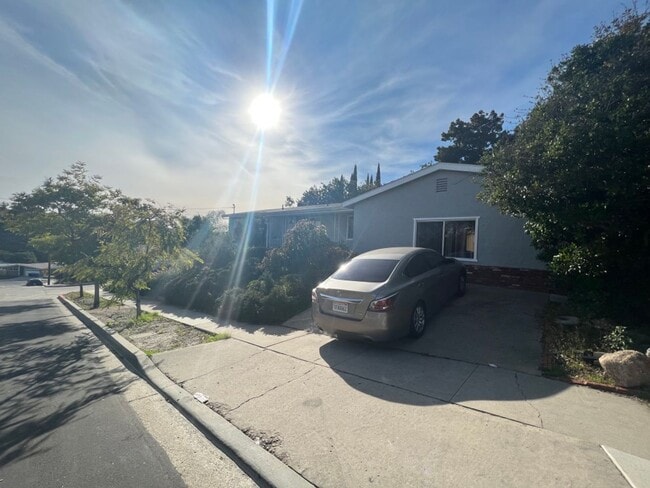 Building Photo - 6 Bedroom 3 Bathroom House on Corner lot- LARGE ROOMS