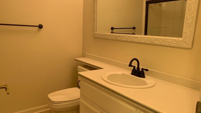 Building Photo - Adorable well maintained 3 bedroom 2 bath ...