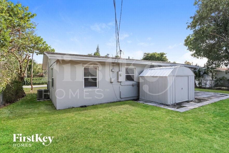 Building Photo - 1425 NE 29th St