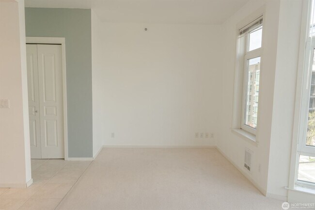 Building Photo - 0Bd/1Ba Seattle Condo