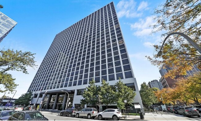 Building Photo - 4343 N Clarendon Ave