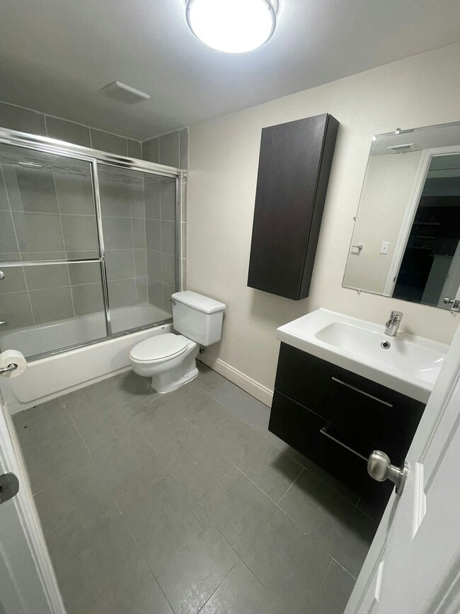 Building Photo - 2820 Somerset Dr