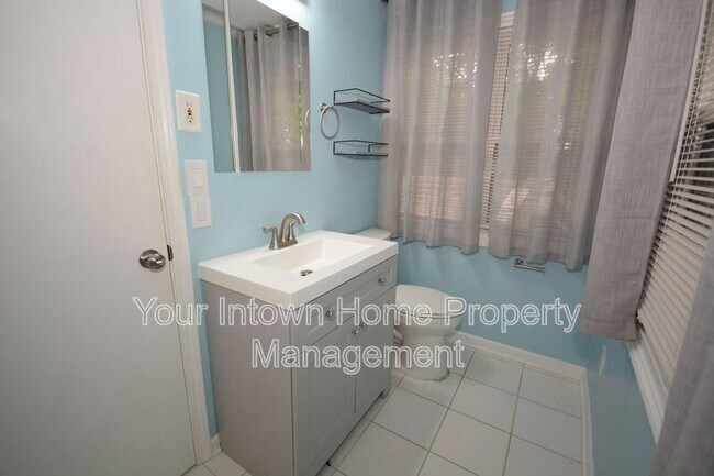 Building Photo - 1222 Crestwood Dr SE