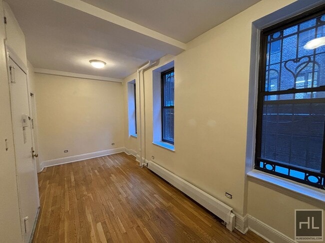 Building Photo - 305 W 45th St