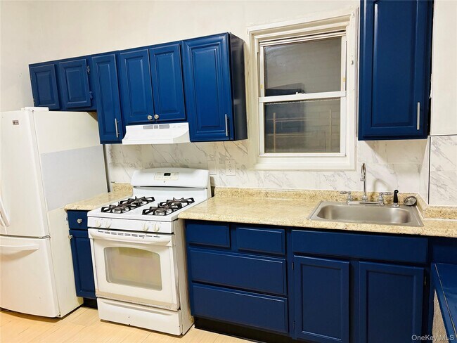 Building Photo - 121 Linden St