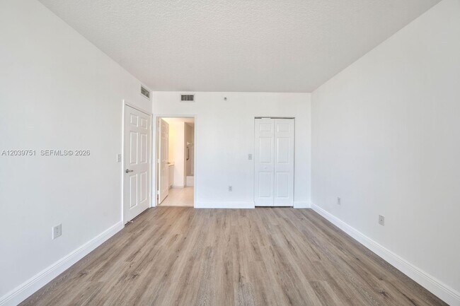 Building Photo - 215 SW 42nd Ave