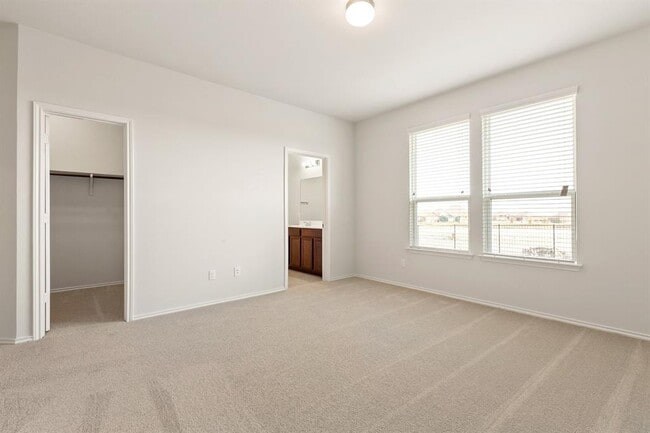Building Photo - 500 Martha Dr