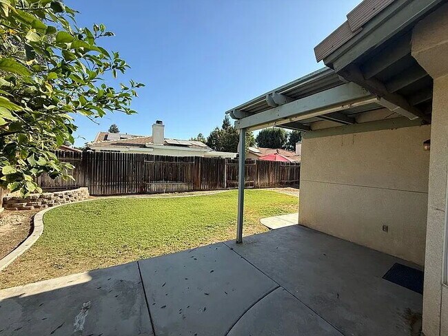 Building Photo - Beautiful 3 bedroom 2 bath home home in The Seasons!