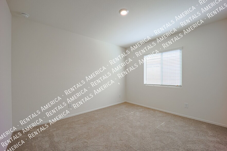 Building Photo - 466 W Black Hawk Pl