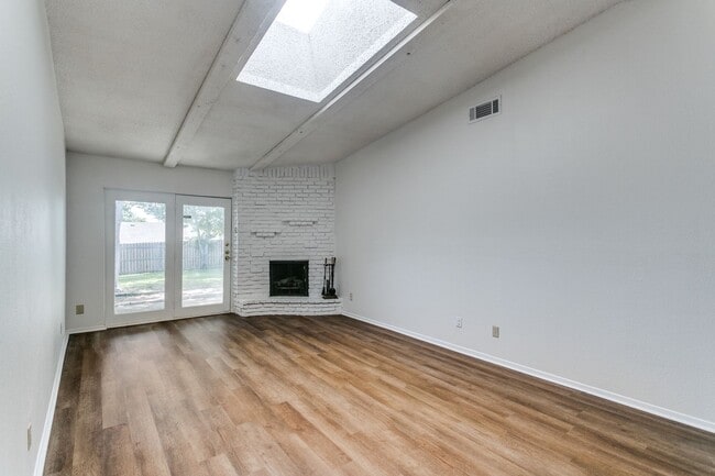 Building Photo - 1808 Ridgewood Dr