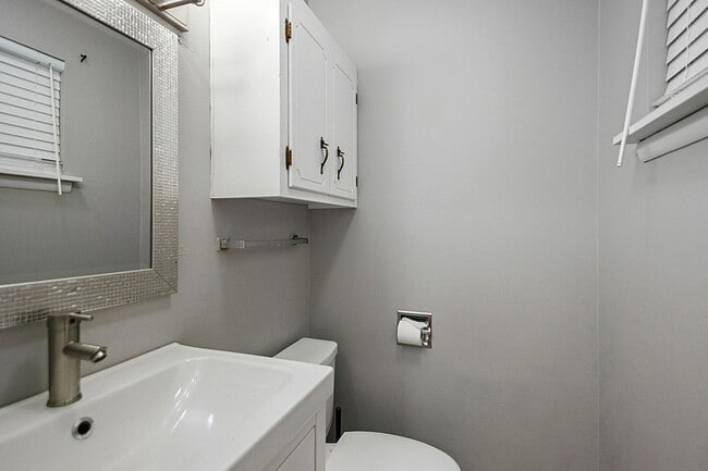 Building Photo - 822 N Coolidge St