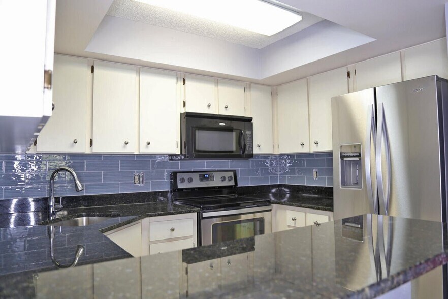 Building Photo - 3935 Village Dr