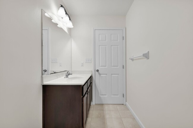 Building Photo - 3 bedroom Townhouse