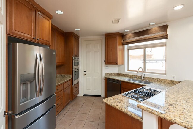 Building Photo - 3 Bedroom Townhome in Crown Point – Pacific Beach
