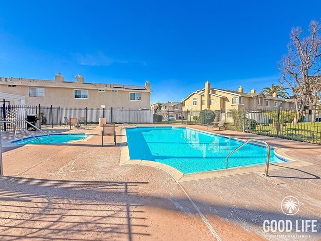 Building Photo - Beautiful 2B 2.5BA Townhouse in El Cajon!