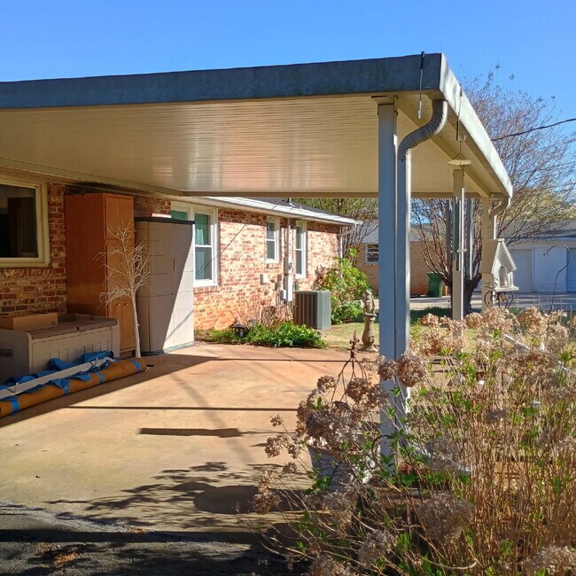 Building Photo - Modern Comforts with Granite & Hardwood Finishes!" 3 Bedroom 2 bath home.